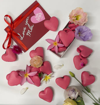 Cinq Coeurs Sucrés :               Heart Shaped Macarons Box of 5