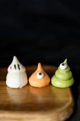 Les Macarons Hantés: The Haunted Macarons Mix Box 6 piece