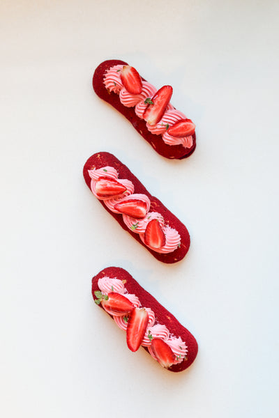 Éclair de Noël Rouge ‒ Red Christmas Éclair Fresh strawberry cream and festive meringue
